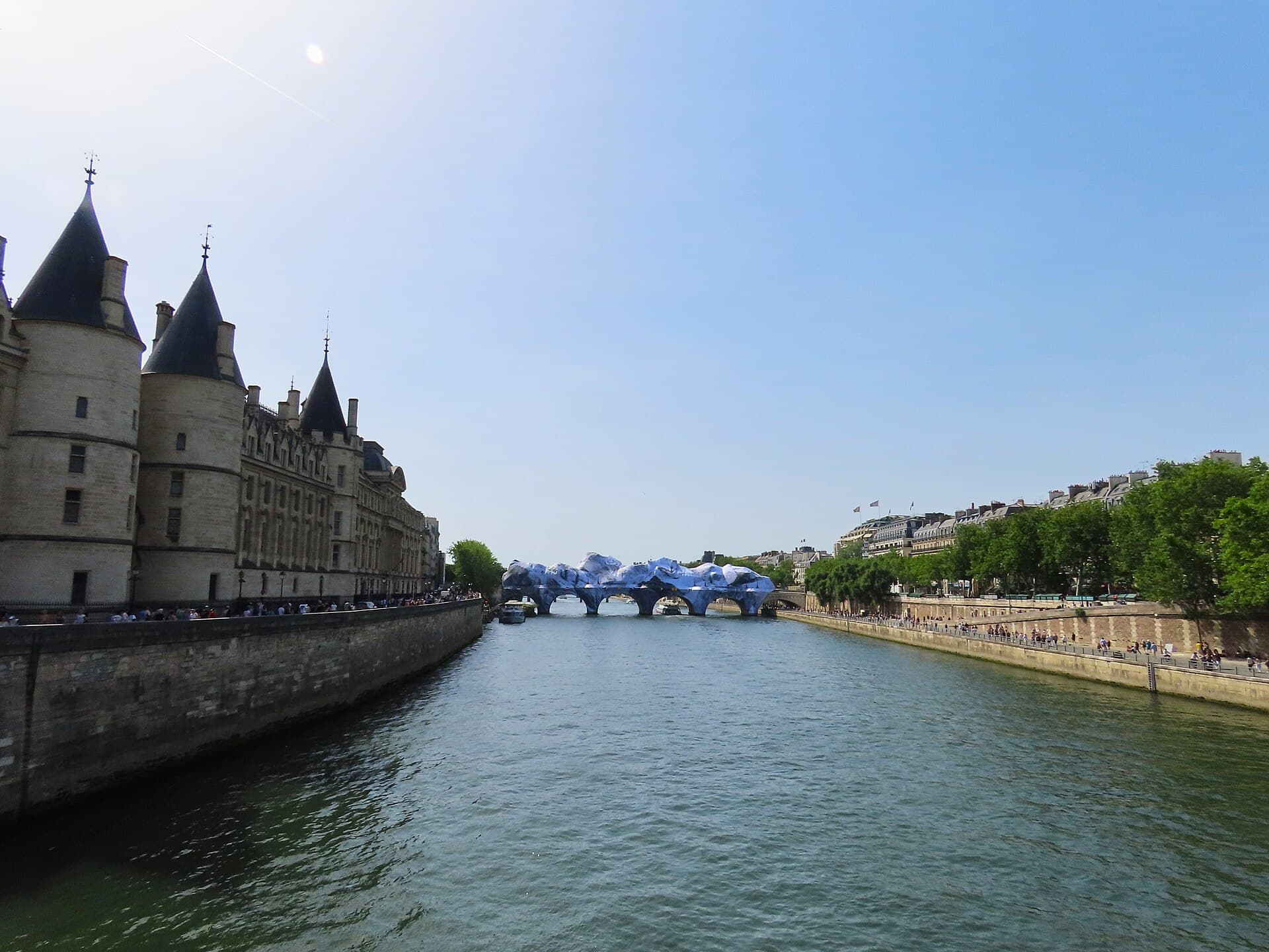 Image illustrating: La Caverne du Pont-Neuf (editorial)