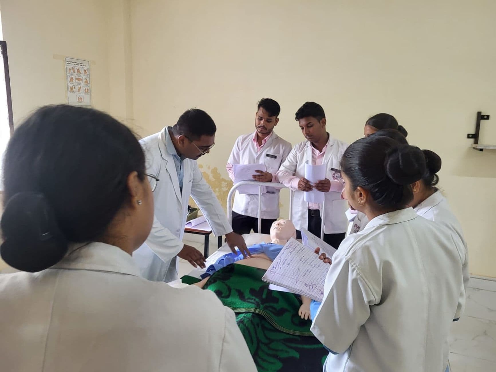 Image illustrating: Healthcare trainees in a Hainaut classroom or simulation lab (editorial)