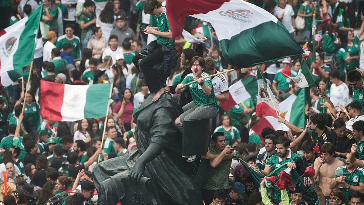 Mexico beats South Africa in World Cup opener