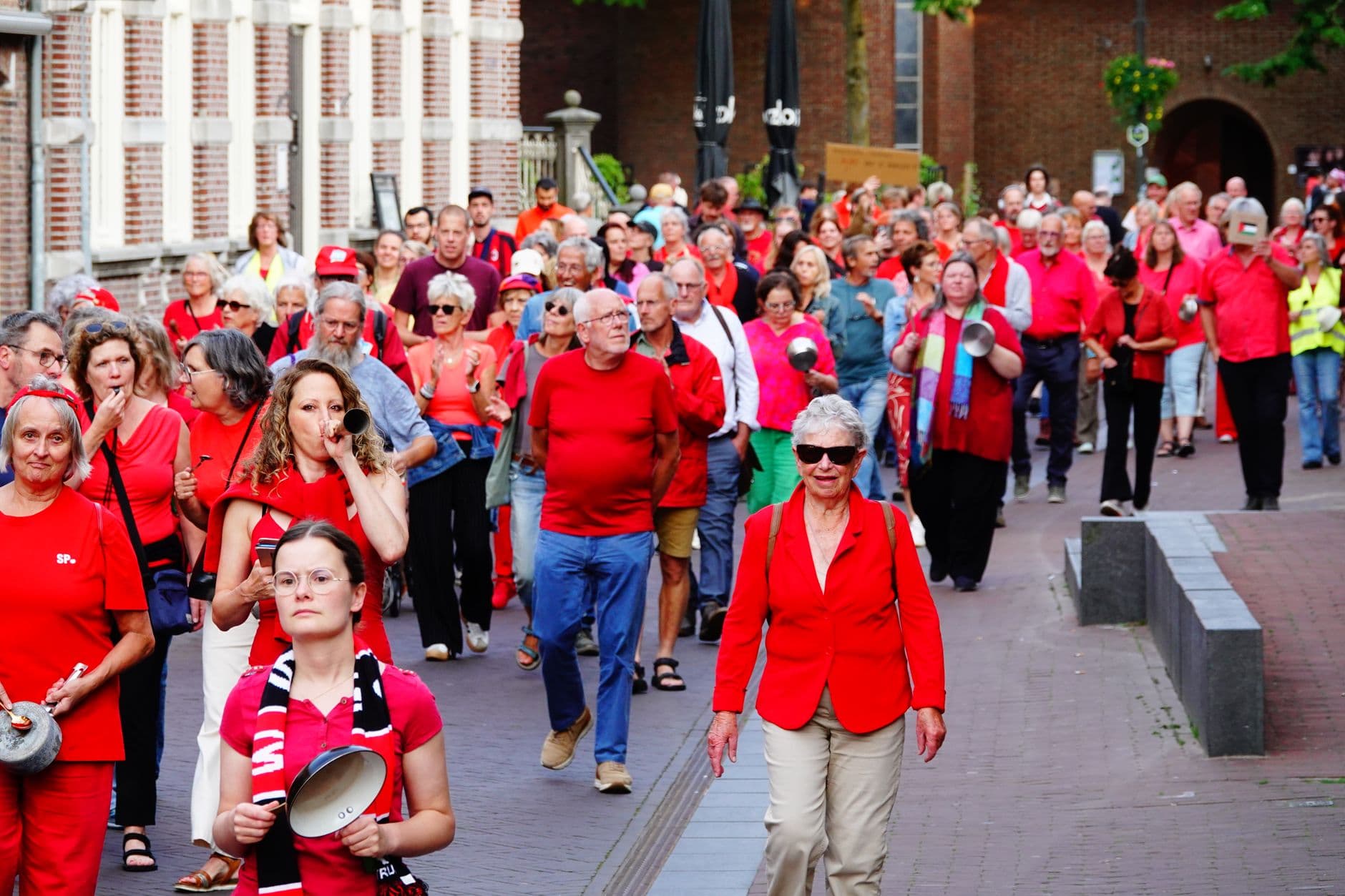 Image illustrating: Teachers and union demonstrators marching in Liège against francophone education (editorial)