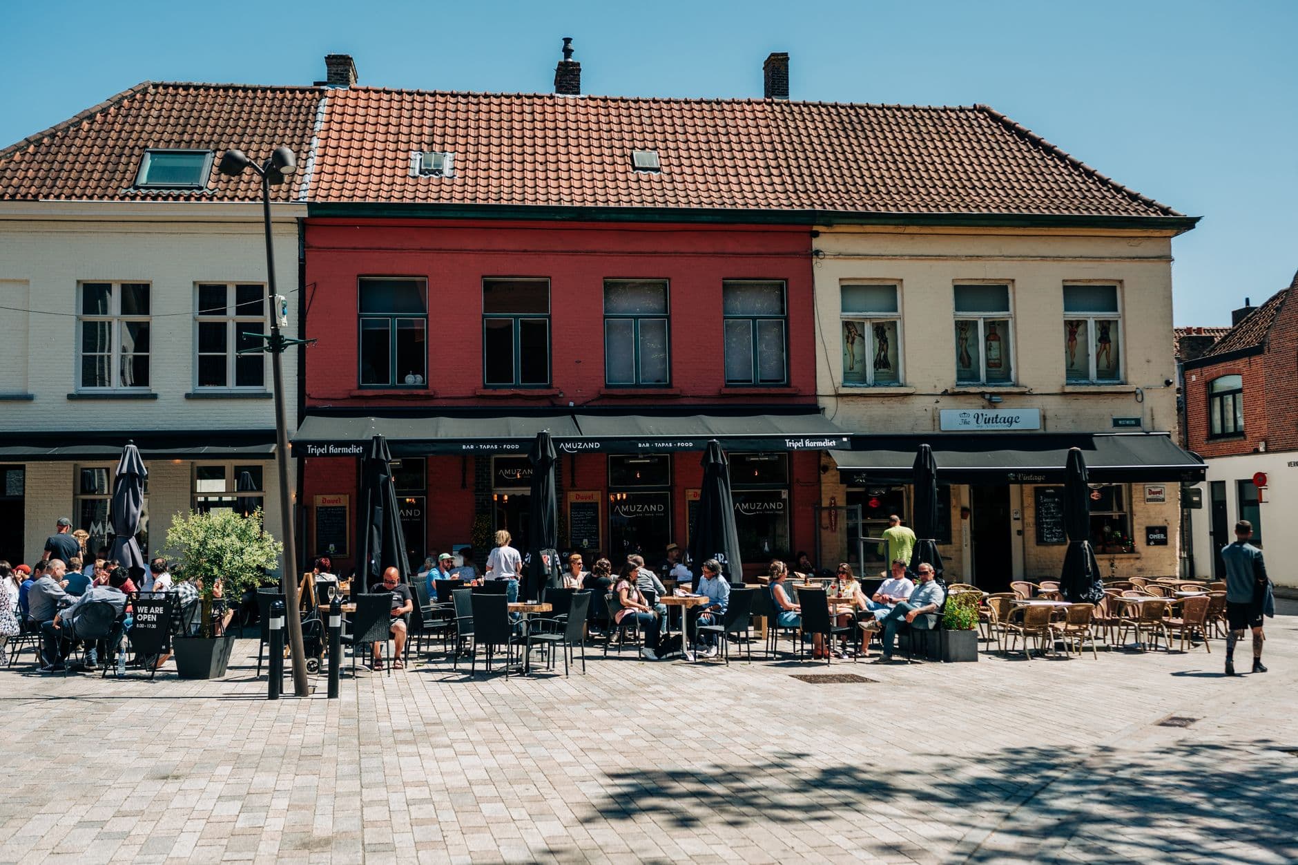 Image illustrating: People in Brussels using shade and water during an extreme heatwave (editorial)
