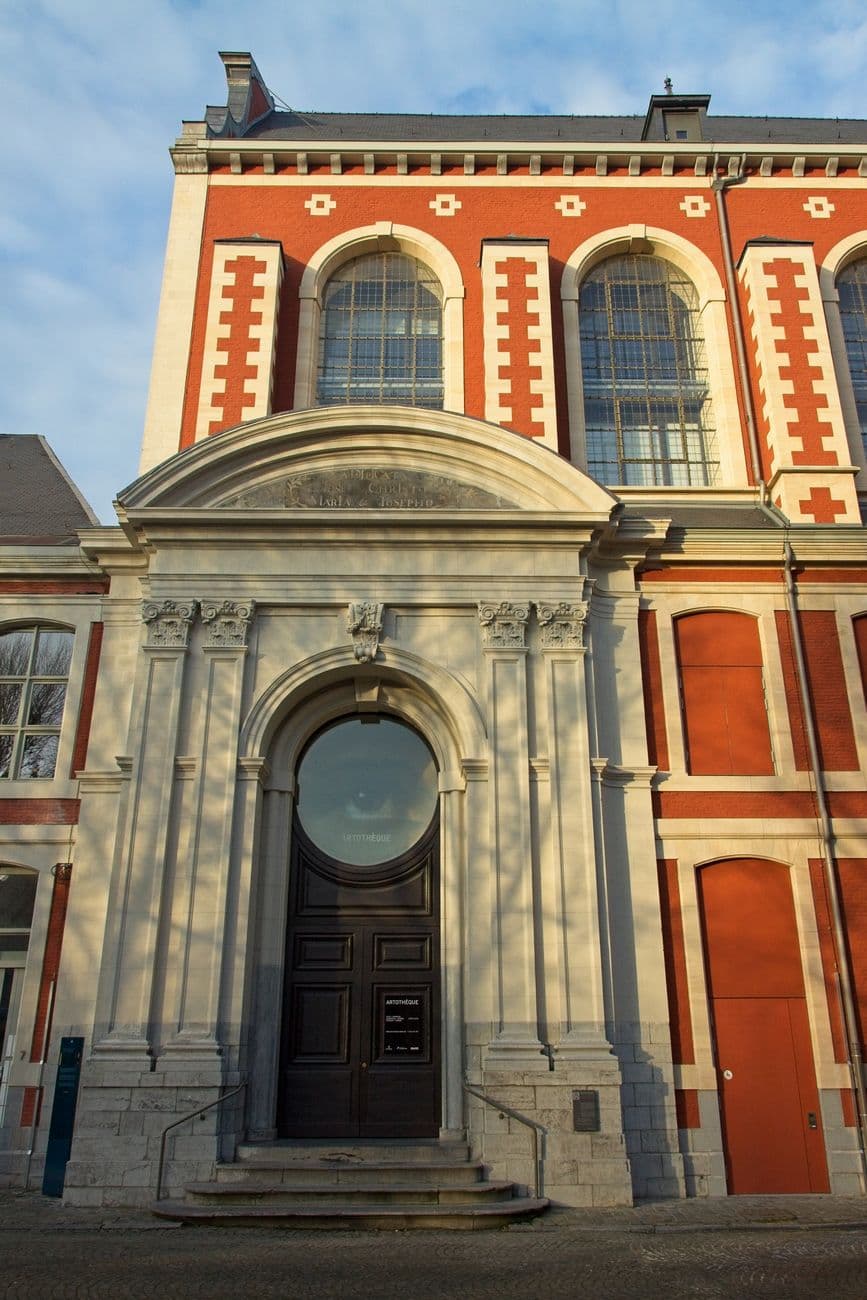 Image illustrating: Parents and pupils outside a French-language school in Mons during an education- (editorial)